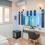 Three Dolphins With A Rooftop Terracе Hotel 3*