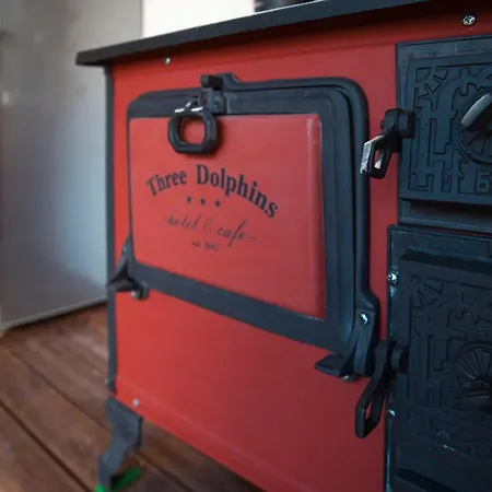 Three Dolphins With A Rooftop Terracе Hotel