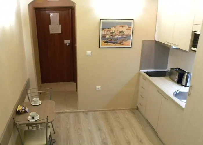 Three Dolphins With A Rooftop Terracе Hotel