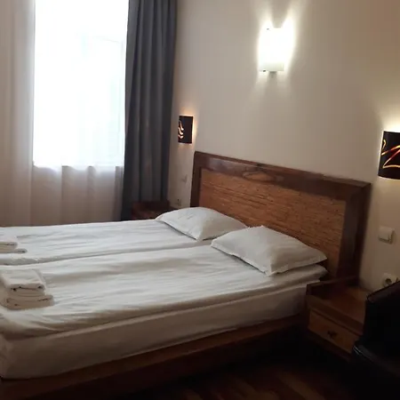 Three Dolphins With A Rooftop Terracе Hotel Warna