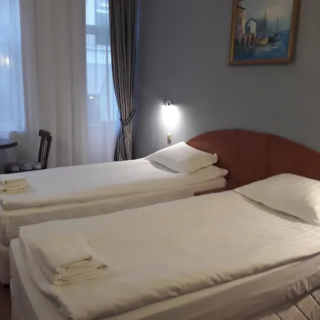 Hotel Three Dolphins With A Rooftop Terracе Warna