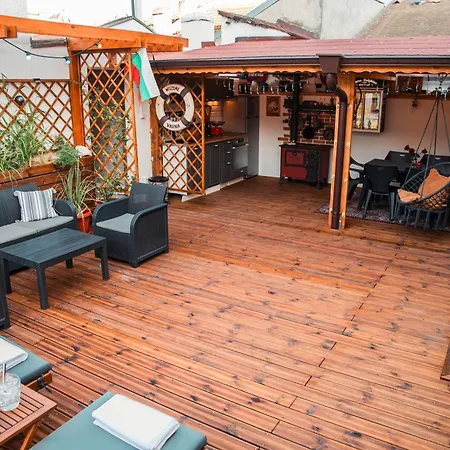 Three Dolphins With A Rooftop Terracе Hotel Warna