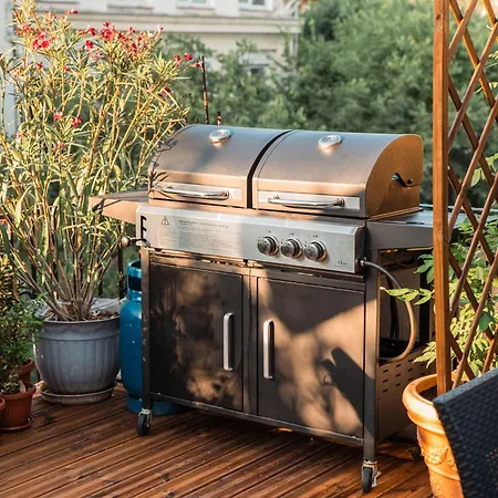 Hotel Three Dolphins With A Rooftop Terracе Warna