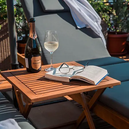 Three Dolphins With A Rooftop Terracе Otel 3*