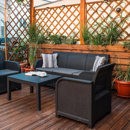 Three Dolphins With A Rooftop Terracе Hotel Warna