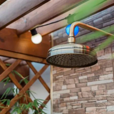 Hotel Three Dolphins With A Rooftop Terracе Warna