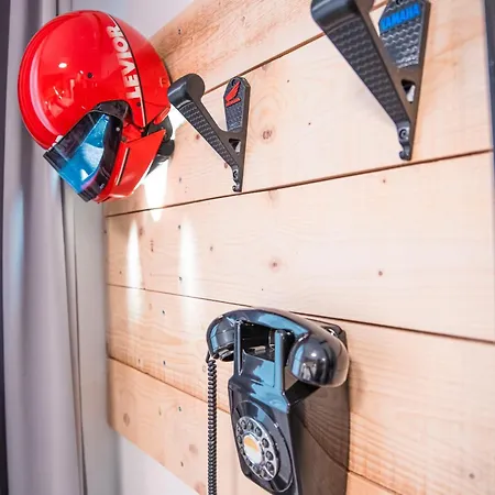 Hotel Three Dolphins With A Rooftop Terracе Warna