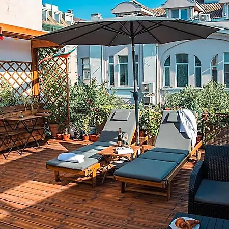 Hotel Three Dolphins With A Rooftop Terracе
