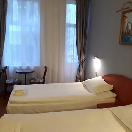 Three Dolphins With A Rooftop Terracе Hotel