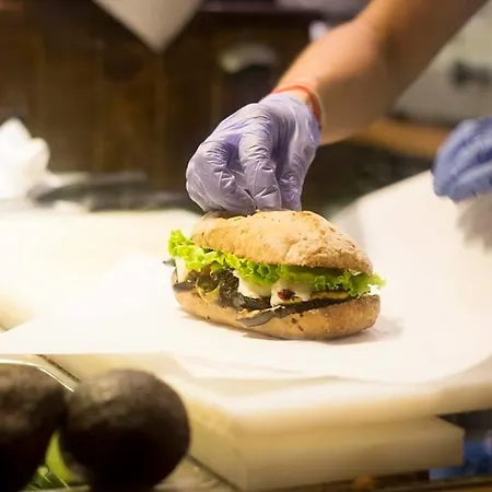 Three Dolphins With A Rooftop Terracе Hotel Warna
