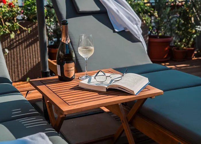 Three Dolphins With A Rooftop Terracе Otel 3*