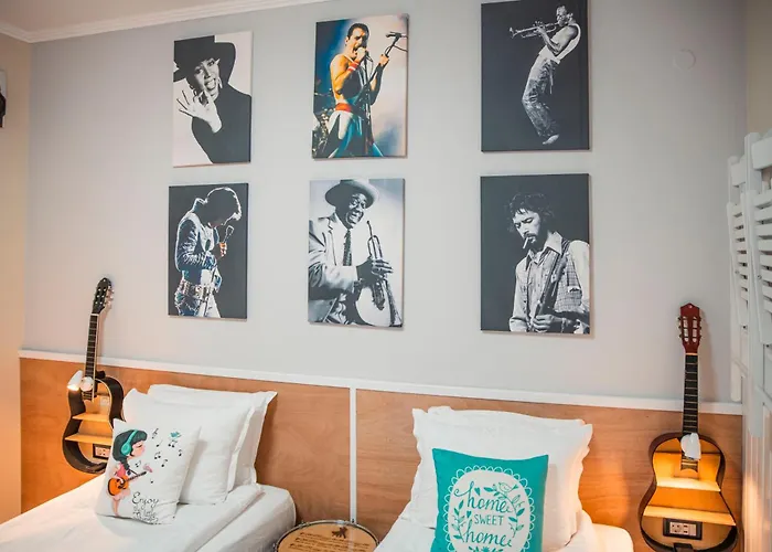 Otel Three Dolphins With A Rooftop Terracе