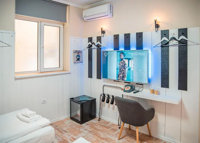 Three Dolphins With A Rooftop Terracе Otel 3*