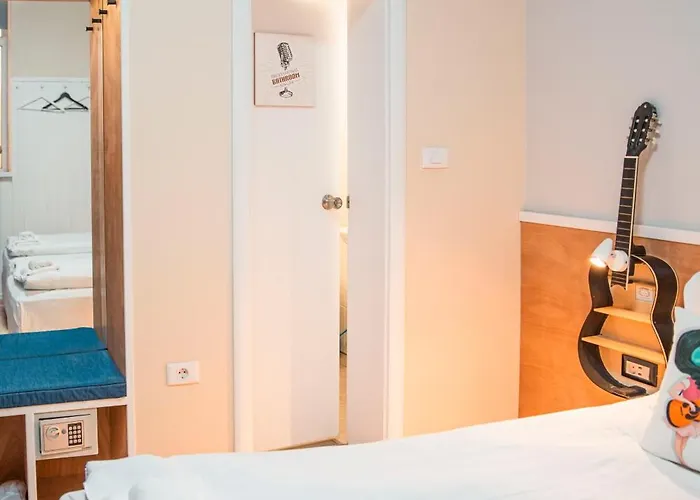 Otel Three Dolphins With A Rooftop Terracе 3*