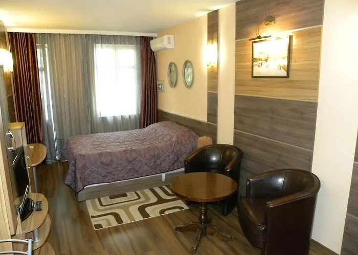 Three Dolphins With A Rooftop Terracе Otel 3*