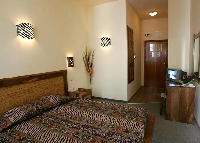 Otel Three Dolphins With A Rooftop Terracе