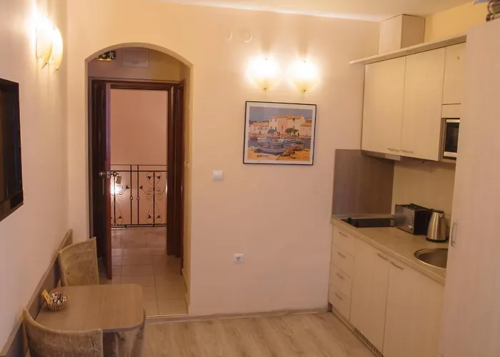 Three Dolphins With A Rooftop Terracе Otel 3*